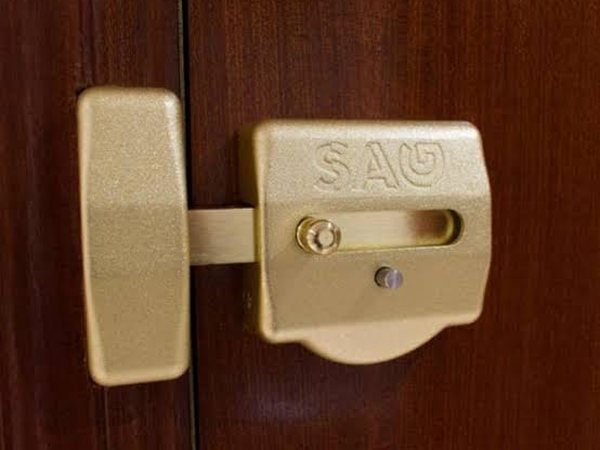 Cerrojo de seguridad de pomo instalado